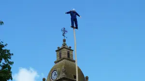 Un pueblo de Navarra cuelga en un árbol al responsable de todos los males de la localidad