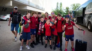 FOTOS| Comienza el éxodo rojillo hacia Sevilla: los aficionados de Osasuna parten en autobuses