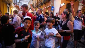 FOTOS| Los aficionados de Osasuna toman Sevilla 24 horas antes de la final de Copa del Rey