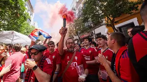 La fiesta de Osasuna en Sevilla: las imágenes de los aficionados horas antes del partido de Copa