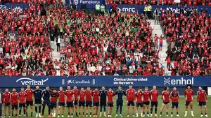 La fiesta de la Copa no acaba: Osasuna se da un baño de masas con 4.000 niños y niñas en El Sadar