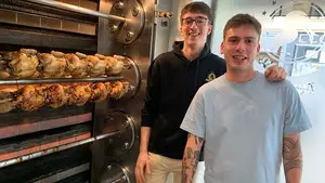 El éxito de dos jóvenes navarros con su local de pollos para llevar en Pamplona