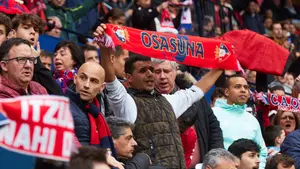 La afición de Osasuna se emociona al ver de nuevo en El Sadar a los jugadores: las imágenes de la grada