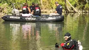 Los bomberos buscan el cuerpo de una persona en el río Arga a su paso por Pamplona