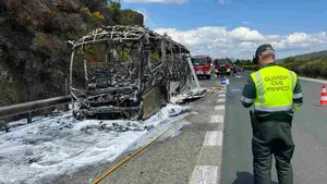 Arde por completo el autobús de un equipo de fútbol de Navarra con 27 menores en la autopista
