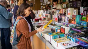 FOTOS | Los pamploneses ya disfrután de la Feria del libro: sol y novelas en la Plaza del Castillo