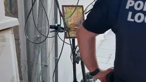 Atropella a dos militantes del PSOE con un patinete eléctrico con una foto de Franco