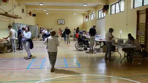 La presidenta de una mesa electoral dice que se va a tomar un café y no vuelve