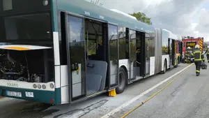 Un heroico conductor de villavesa evita una catástrofe tras ponerse a arder un autobús