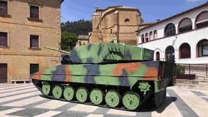 El misterioso tanque de guerra que ha aparecido en la plaza de un pueblo de Navarra
