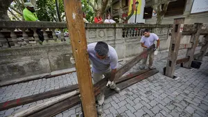 Cuenta atrás para San Fermín en Pamplona: las imágenes de la instalación del vallado para los encierros