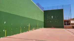 El derribo de un antiguo frontón en una localidad de Navarra que obliga a cerrar las piscinas