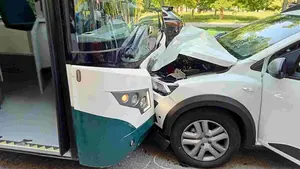Una mujer herida grave en Pamplona tras chocar su coche frontalmente contra una villavesa