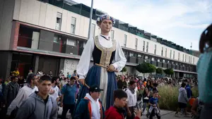 Sarriguren celebra sus fiestas por todo lo alto: Grand Prix, calderetes y un enorme tobogán acuático