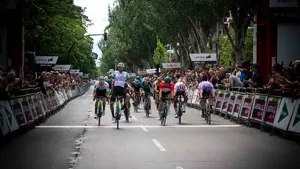 Apretadísimo esprint en la llegada de la Vuelta a Navarra a Pamplona: las mejores imágenes