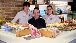 El bar de la calle Estafeta de Pamplona que triunfa con pinchos top de productos navarros