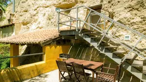 Las cuevas de un pueblo de Navarra que se han convertido en un hotel bioclim&aacute;tico