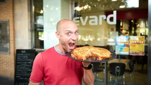 La increíble tortilla de patatas de magras con tomate que sirve un bar de Pamplona