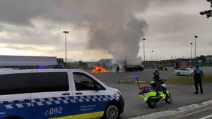 Susto en Pamplona: arde en plena calle un camión de reciclaje de la Mancomunidad