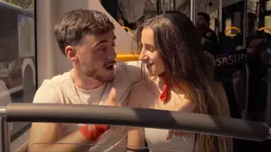 ''Ella me dio un beso en la villavesa'': la canción a ritmo de reggaeton que va a arrasar en San Fermín