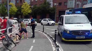 Tremendo choque entre dos bicicletas en un carril bici en Pamplona: hay un herido grave