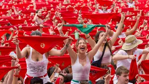 Euforia en la Plaza del Castillo: las imágenes del Chupinazo de San Fermín, celebrado por todo lo alto