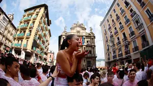 ¡Qué comience la fiesta!: las fotos del inicio de San Fermín desde la plaza del Ayuntamiento de Pamplona
