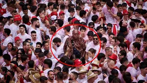 El hombre impasible en el Chupinazo de San Fermín: o cómo aguantar inmóvil en medio de la plaza
