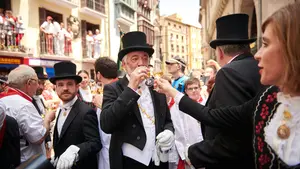 Los políticos se ponen las botas en la procesión de San Fermín antes de enfilar Curia