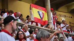 Una bandera de España y Osasuna se hace viral en los toros de San Fermín en Pamplona