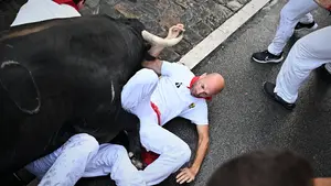 La terrible cogida del encierro de Cebada Gago en San Fermín: secuencia completa del herido por asta