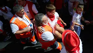 Cogida en el encierro txiki de San Fermín: las imágenes de una accidentada carrera con cientos de niños