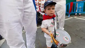 Los 'peques' caldean el ambiente de San Ferm&iacute;n con sus tambores: las fotos del Struendo