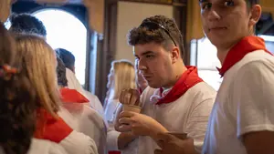 Quevedo cambia 'Quédate' por 'Paquito el chocolatero': las imágenes del Baile de la Alpargata en San Fermín