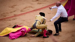FOTOS | Miura siembra el pánico en la plaza de toros de Pamplona en la última corrida de San Fermín