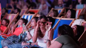 Pamplona abre en pleno centro una playa con chiringuito, hamacas y cine de verano
