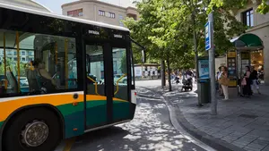 Una villavesa atropella a un peatón de 83 años en Pamplona: hay dos heridos