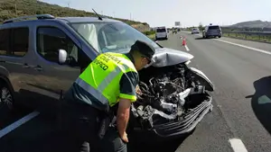 Brutal choque por alcance en la Autopista de Navarra: hay una mujer trasladada al hospital