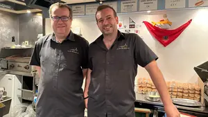 Los hermanos que dan de cenar con su txiringuito en los pueblos de las fiestas de Navarra