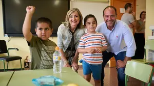 La alcaldesa Cristina Ibarrola visita la escuela de verano de la Asociación Navarra de Autismo