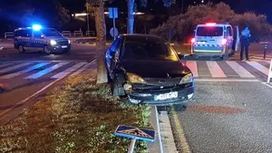 Un conductor borracho y drogado se estampa en Pamplona y se lleva por delante una señal
