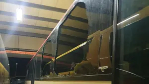 Salvaje ataque en un pueblo de Navarra: apedrean un autobús Voy y Vengo de madrugada