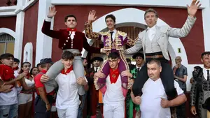 Tarde triunfal en Estella con triple puerta grande: las mejores imágenes de la corrida del año