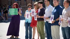 El Parlamento de Navarra prohíbe a Vox portar su cartel de "la violencia no tiene género"