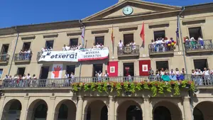 Los abertzales aguan la fiesta en Tafalla: el vídeo del despliegue de una ikurriña gigante en el Chupinazo