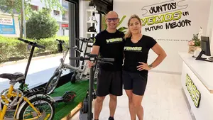 El matrimonio que ha abierto en Pamplona una tienda de reparación de patinetes y bicicletas
