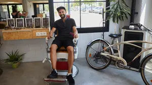 El peluquero de Pamplona que peina a los cantantes y futbolistas más famosos con sus manos de oro