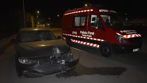 Se estampa con una farola en Navarra, se va a aparcar y la policía le encuentra descalzo