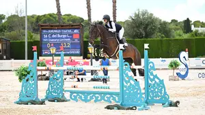 Carla, la joven navarra que se ha medido ante los mejores jinetes en el Campeonato de España de saltos