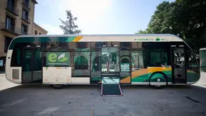 La nueva villavesa eléctrica de Pamplona al detalle: las imágenes del autobús que acapara miradas